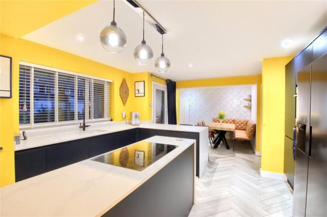 4 bed Detached for sale Image 11