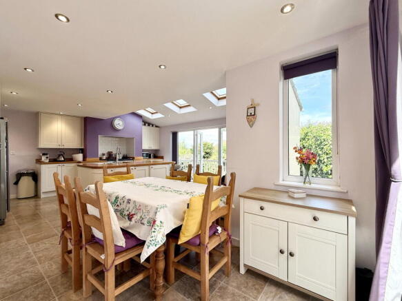 5 bed Detached for sale Image 11