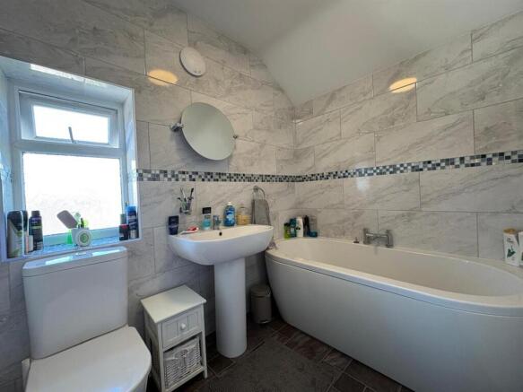 6 bed Detached for sale Image 10