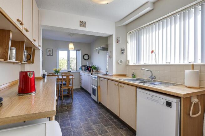 4 bed Semi-Detached for sale Image 6