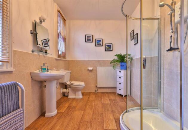 4 bed House for sale Image 11