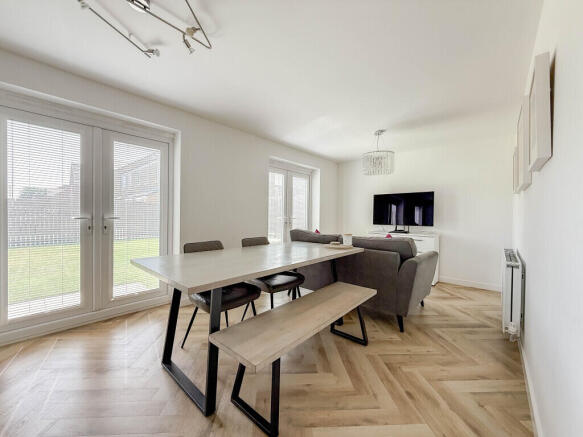 5 bed Detached for sale Image 8
