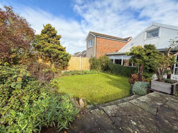 Briarfields Lane, Worrall, S35 photo 4