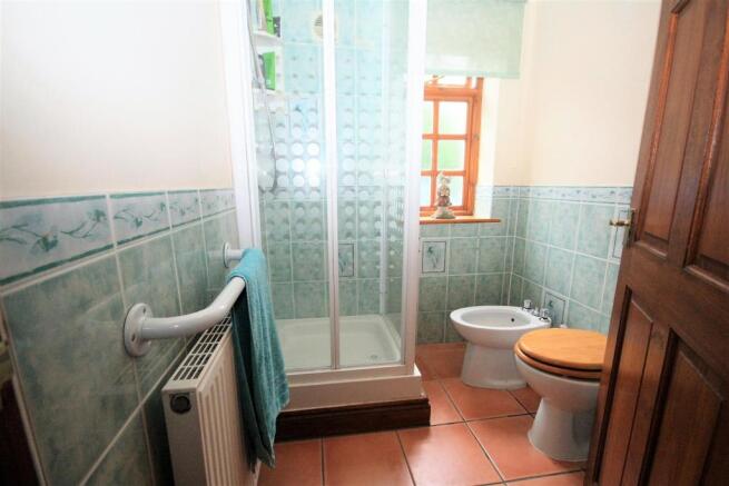 GROUND FLOOR SHOWER ROOM