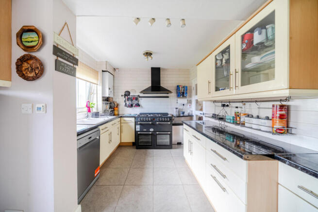 Moorfield Road, Denham Green photo 3