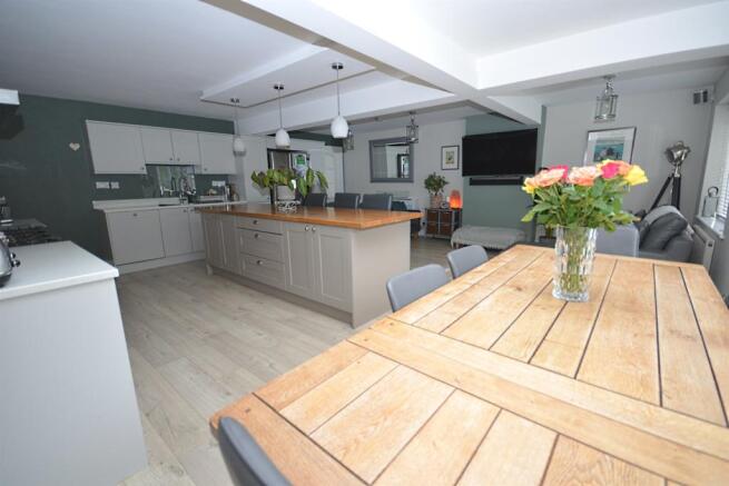 Kitchen / Family Are