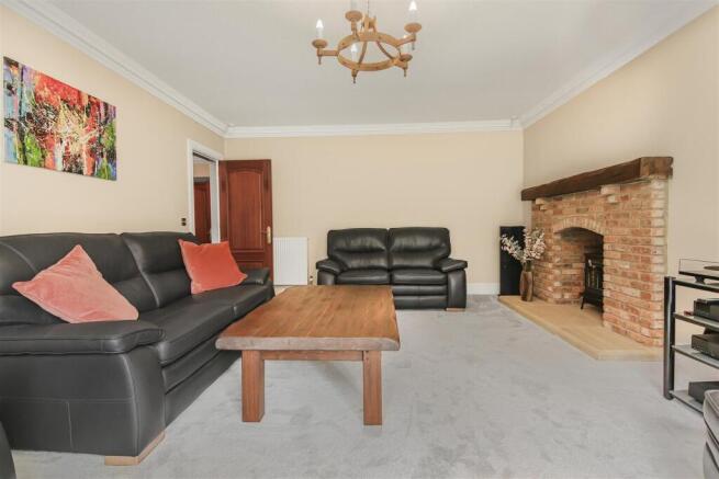 5 bed Detached for sale Image 11