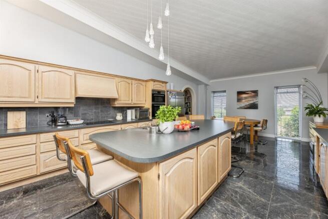 4 bed Detached for sale Image 5