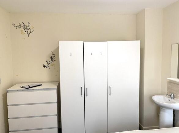 A neat and well-maintained double bedroom featu...