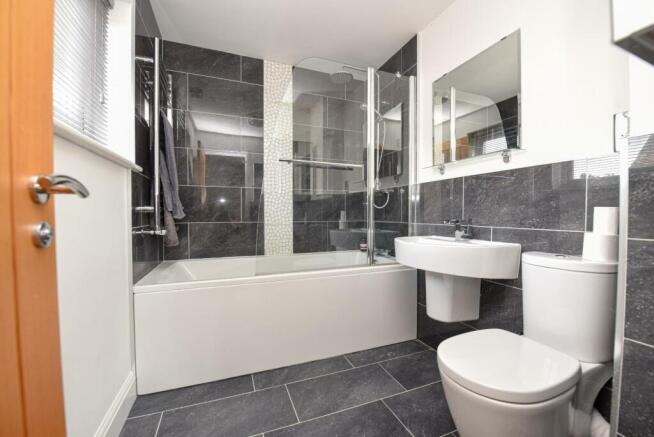 Principal En-Suite Bathroom