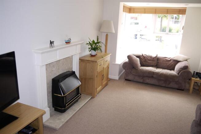 LIVING/DINING ROOM