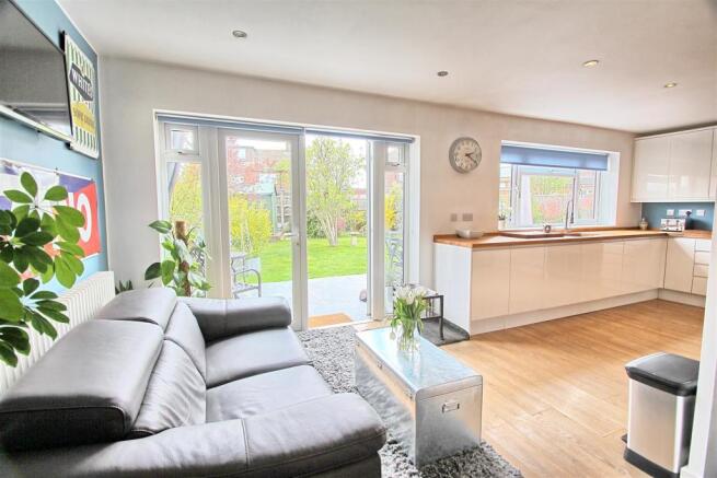 KITCHEN/BREAKFAST ROOM