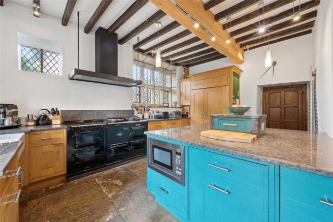 7 bed Detached for sale Image 10
