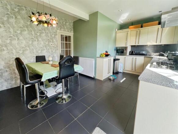 4 bed Detached Bungalow for sale Image 7
