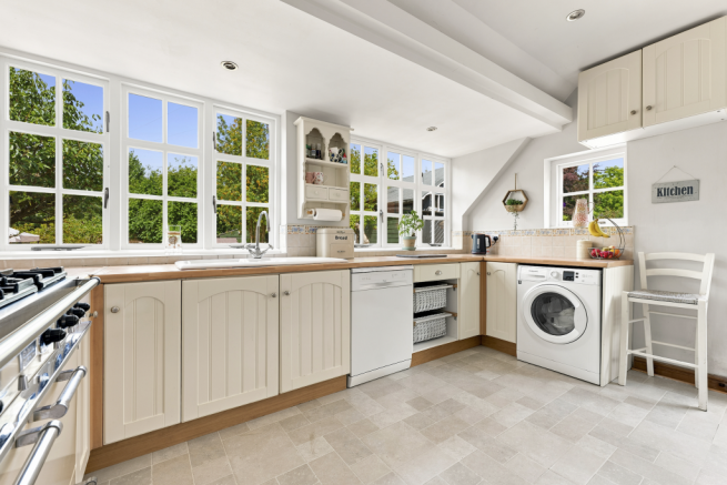 6 bed Semi-Detached for sale Image 9