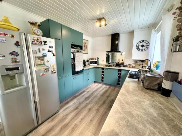 KITCHEN/DINING ROOM