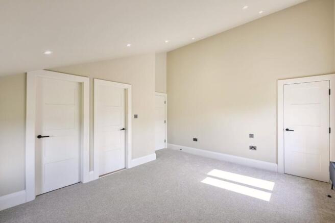 4 bed House for sale Image 10