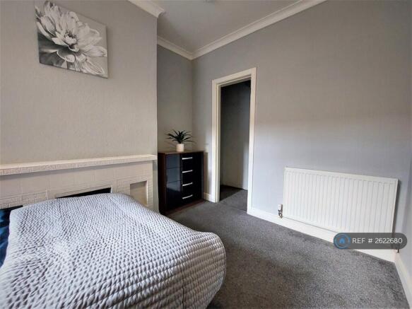 Room 1 With Under-Stairs Wardrobe - Let