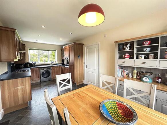 4 bed Detached for sale Image 5