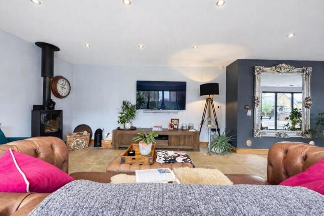 5 bed Detached for sale Image 12
