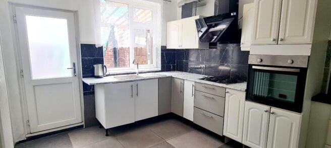 3 bed Terraced to rent Image 4