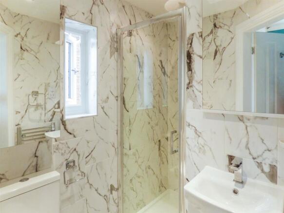 En-suite to bed one.jpeg