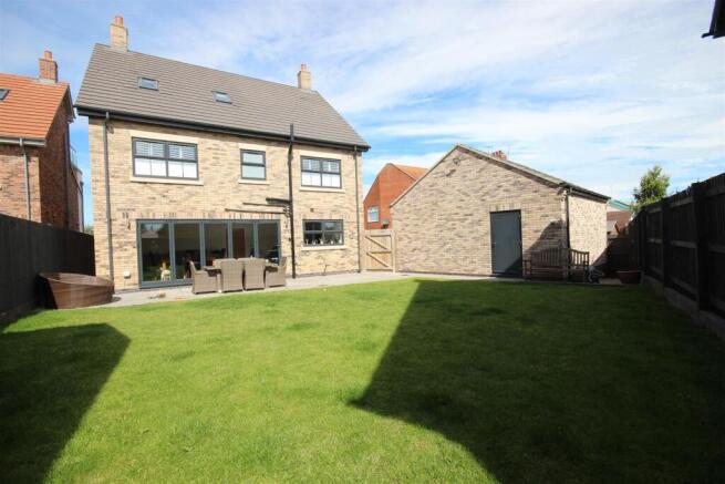 5 bed Detached for sale Image 4