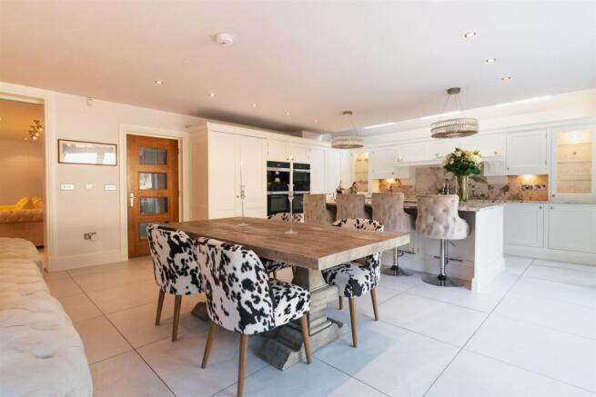 6 bed Detached for sale Image 10