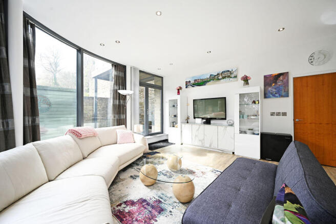 2 bed Ground Flat for sale Image 7