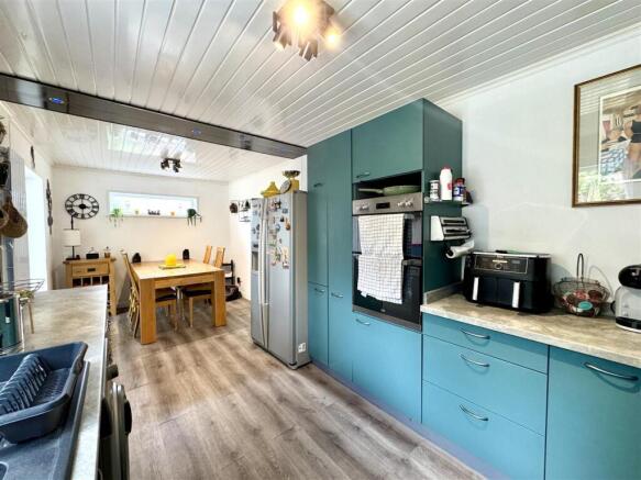 KITCHEN/DINING ROOM