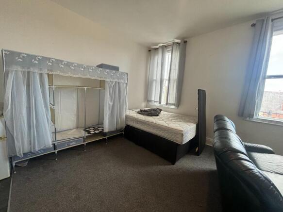 Studio to rent Image 3