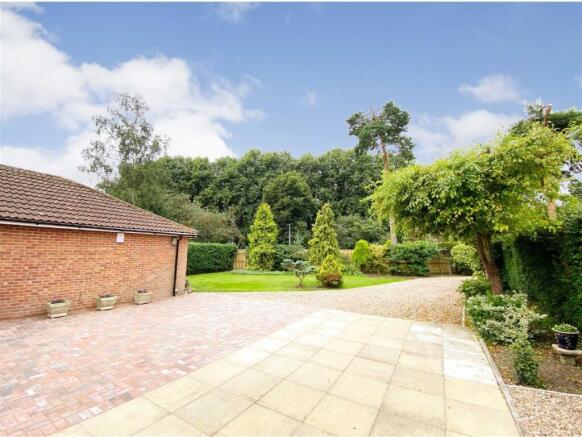3 bed Detached Bungalow to rent Image 12