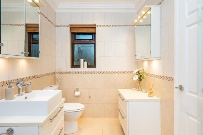 MASTER EN-SUITE BATHROOM