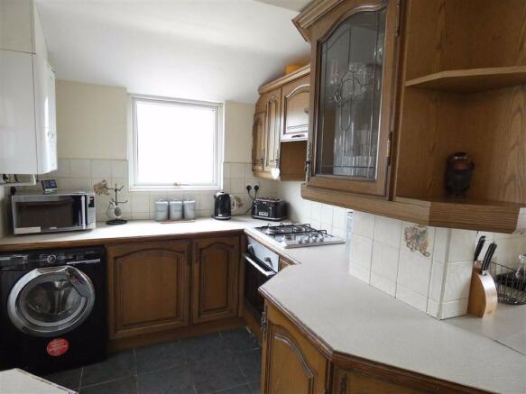 'L' SHAPED DINING KITCHEN