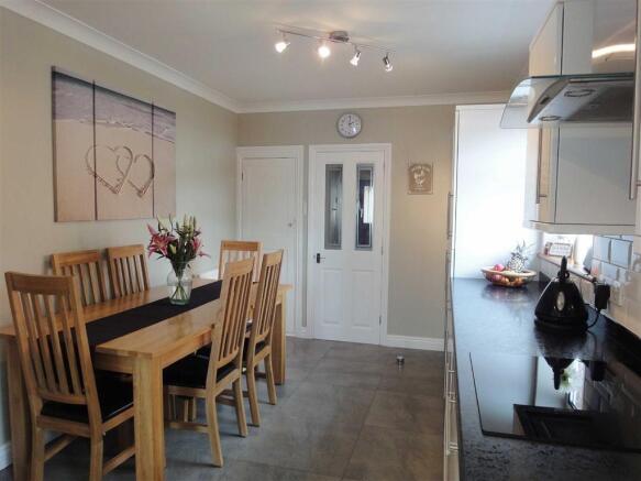 KITCHEN/DINING ROOM: