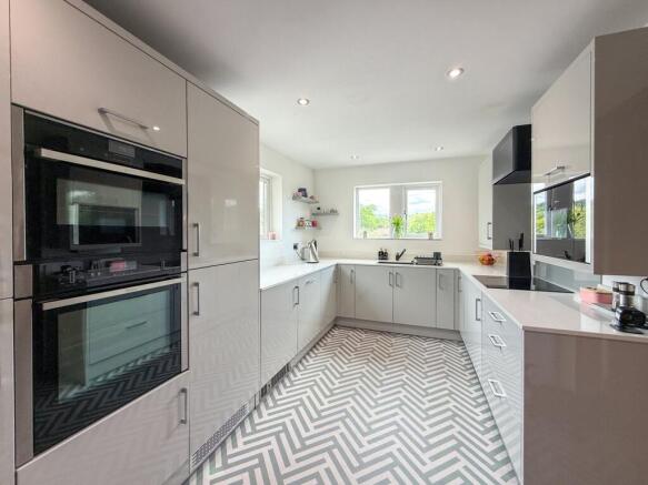4 bed Detached for sale Image 6