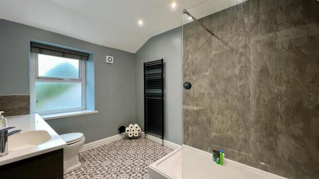 FAMILY SHOWER ROOM