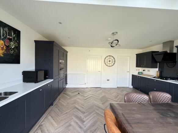 5 bed Detached for sale Image 9