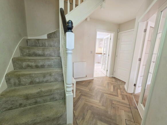 4 bed Detached for sale Image 9
