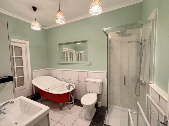 22_6MR_Bathroom_1jpg