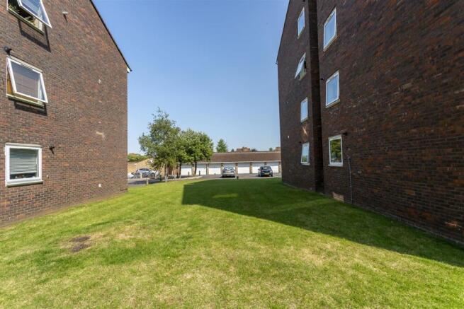 flat-Frobisher-Court-station-approach-cheam-116.jp