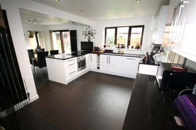 KITCHEN/DINING ROOM