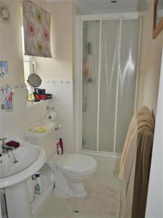 EN-SUITE SHOWER ROOM