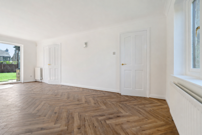 4 bed Detached to rent Image 8