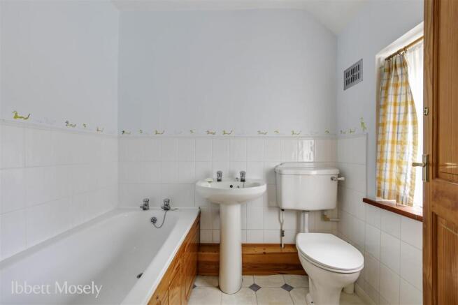 17 Bathroom.jpg