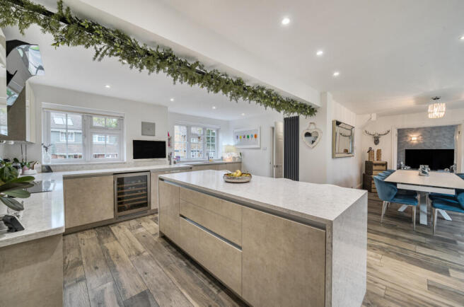 1370449-9-68f2631...