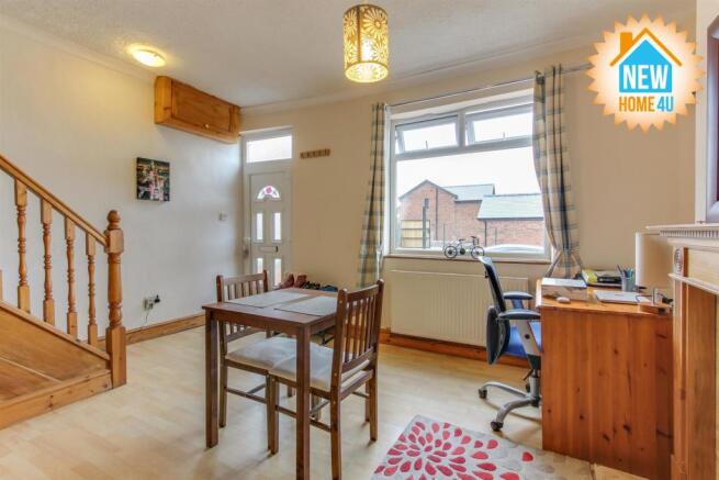 SITTING ROOM / DINING ROOM: