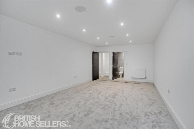 4 bed Detached for sale Image 9