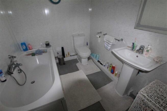 FAMILY BATHROOM/WC