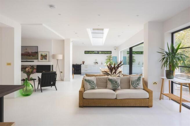 6 bed Detached for sale Image 6